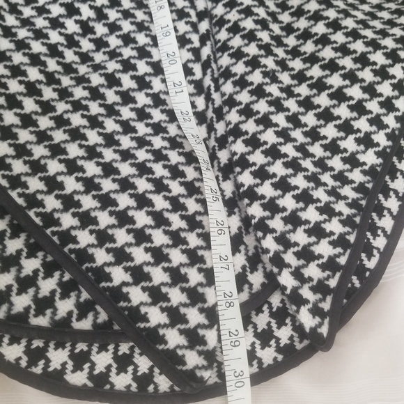 Classic Black and white wool cape - Picture 6 of 8